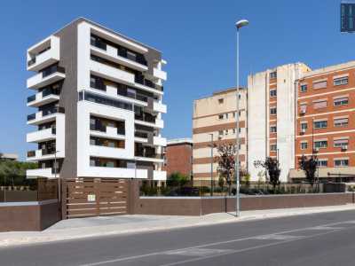 Continuiamo su via Amendola dove al civico 169, inglobato nei padiglioni del campus del Politecnico, sorge un palazzo bianco e grigio scuro di otto livelli dall�ardito prospetto geometrico